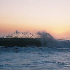 Golven bij zonsondergang - Atlantische Oceaan van Naomi Modde