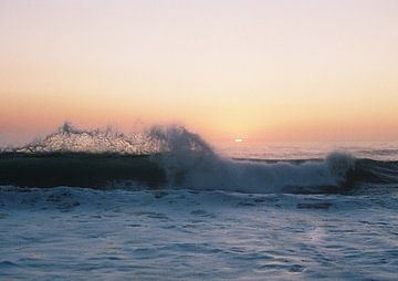 Golven bij zonsondergang - Atlantische Oceaan van Naomi Modde