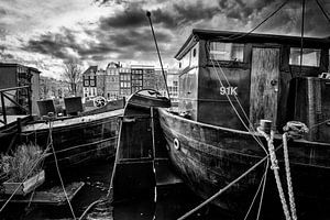 Hausboote im Amstel in Amsterdam. von Don Fonzarelli