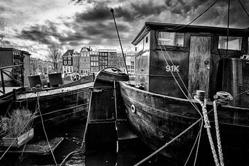 Hausboote im Amstel in Amsterdam.