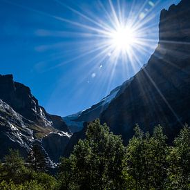 zonnig tussen de bergen met gletsjer. von Gideon Onwezen