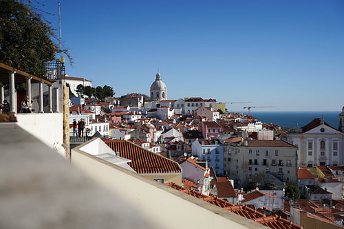 Lissabon in de ochtend – licht over daken en heuvels