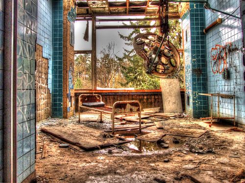 Salle d'opération dans un ancien hôpital/sanatorium militaire abandonné