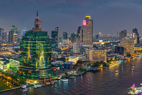Uitzicht over de Chao Praya rivier in Bangkok