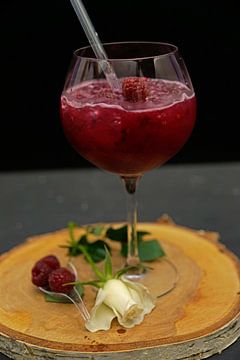 Frambozen gin cocktail in een glas
