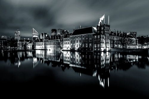 Het Binnenhof in Den Haag – contrastrijke nachtfoto met reflectie