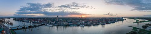 Kampen panorama zonsondergang over de IJssel in de winter
