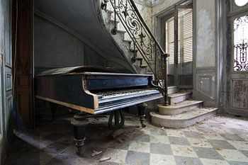 Flügel unter der Treppe