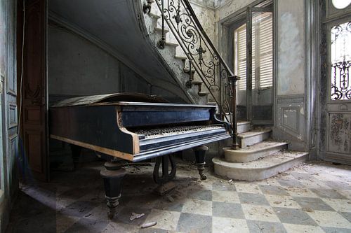 Flügel unter der Treppe