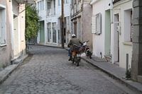 Man op scooter/brommer in Griekenland