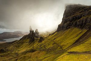 Der Storr im Nebel von Tom Opdebeeck