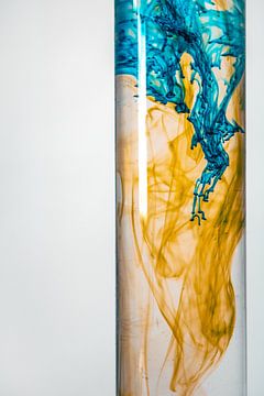 Gele en blauwe inkt in een reageerbuis van Mixed media vector arts