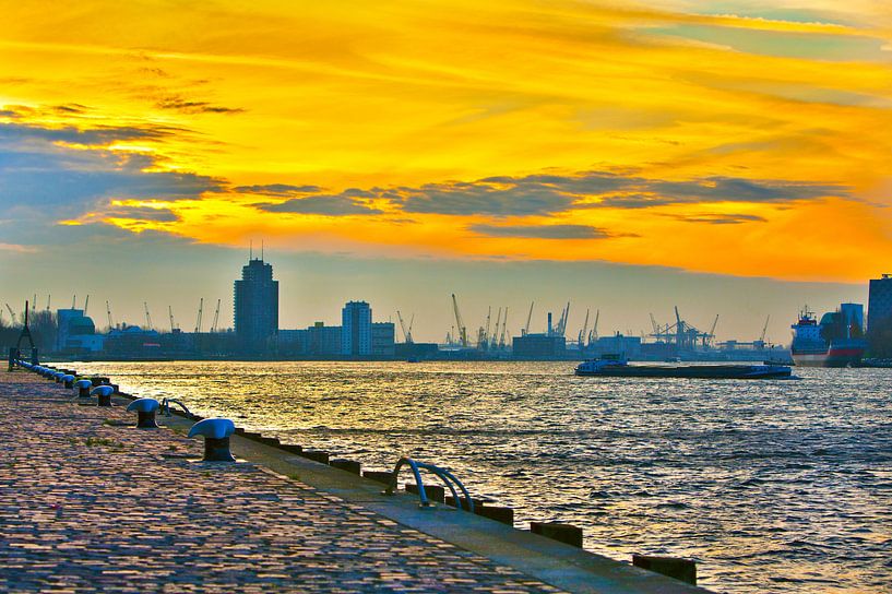 Zonsondergang Rotterdamse Haven  van Dexter Reijsmeijer