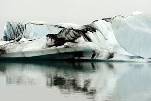 Ice in the Jökulsárlón lake in Iceland sur Gonnie van de Schans