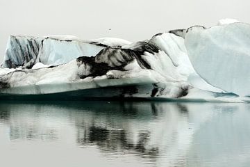 IJsbergen in het Jökulsárlónmeer in IJsland van Gonnie van de Schans