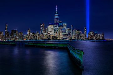 New York City Skyline - 9/11 Tribute in Light gezien vanuit Jersey City van Tux Photography