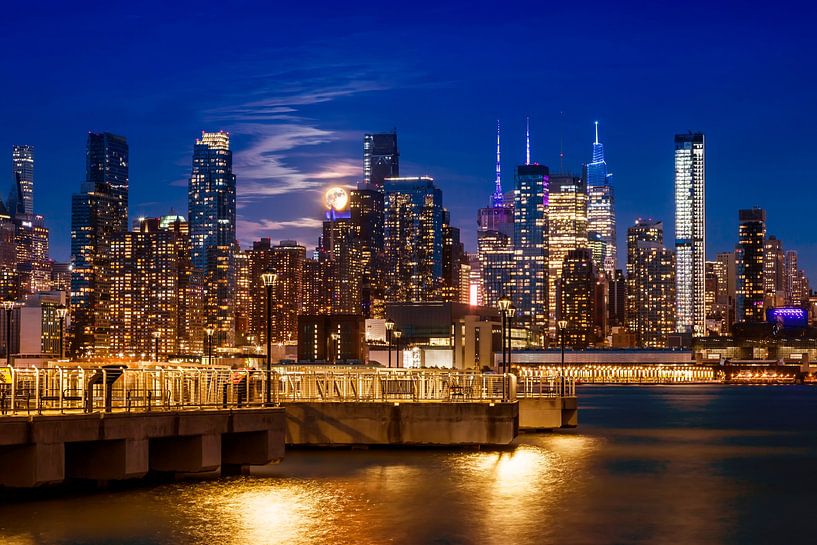 Midtown Manhattan Skyline avec pleine lune par Melanie Viola