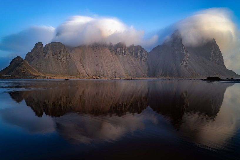 Zonsopkomst in Vestrahorn / Stokksnes - IJsland van Roy Poots