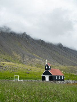 Schwarze Kirche in den Westfjorden von Island von Teun Janssen