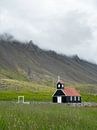 Zwarte kerk in de Westfjorden van IJsland van Teun Janssen thumbnail