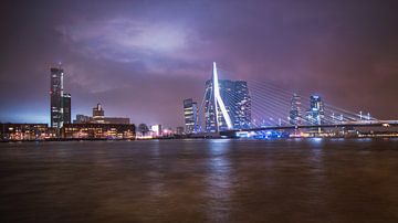 Stadsaanzicht van Rotterdam en de Erasmusbrug genomen op een regenachtige avond in Rotterdam Nederla van Bart Ros