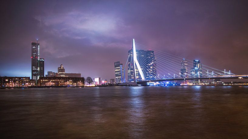 Stadtbild von Rotterdam und die Erasmusbrücke, aufgenommen an einem regnerischen Abend in Rotterdam, von Bart Ros
