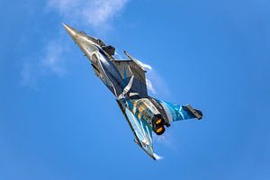 Der Rafale des Rafale Solo Display Teams fliegt mit halsbrecherischer Geschwindigkeit während der La