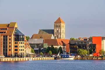 Uitzicht over de Warnow naar de Hanzestad Rostock van Rico Ködder