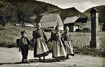 Schwarzwaldkinder auf dem Schulweg