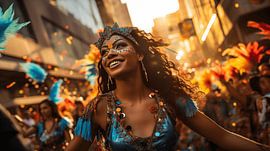 Junge Frau lächelt und tanzt beim Karnevalsumzug auf der Straße in Rio de Janeiro