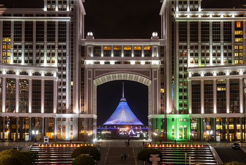 Khan Shatyr gezien door de stadspoort van Astana