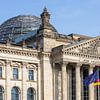 Reichstags-Gebäude mit EU-, Deutschland- und Regenbogenfahne von Frank Herrmann