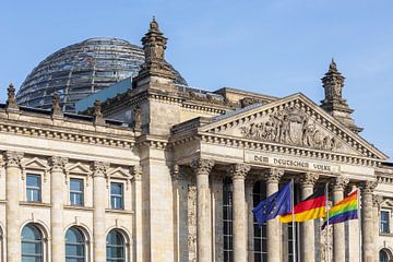 Reichstags-Gebäude mit EU-, Deutschland- und Regenbogenfahne