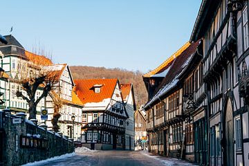 Winters straatbeeld in Stolberg, Harzgebergte, Duitsland