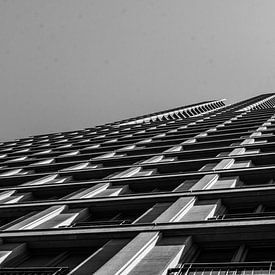 Black and white shot of a building von Maarten Langenhuijsen