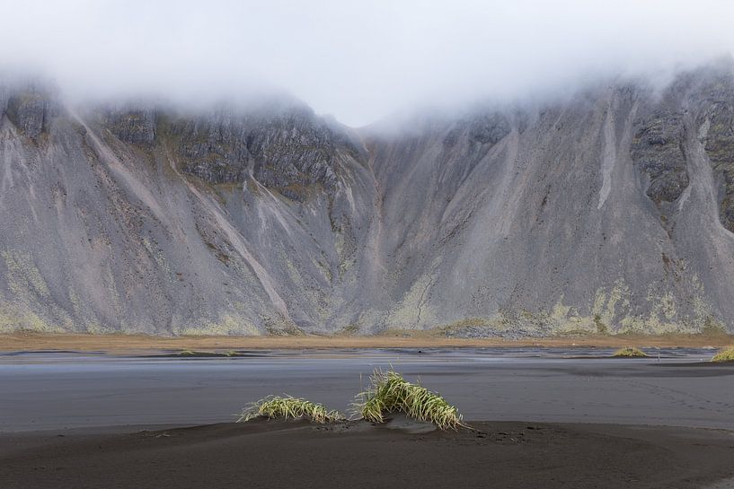 Einsamer Lavastrand mit Wolken um Berge von Koen Ceusters