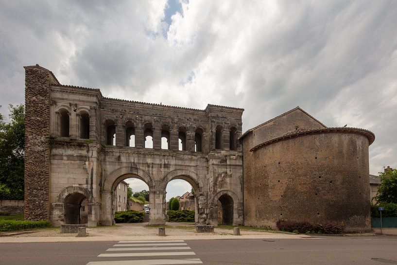 Romeinse poort in Autun, Frankrijk van Joost Adriaanse