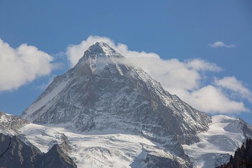 Walliser Dent Blanche Gipel mit einige Wolken im Herbst