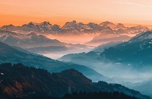 Sonnenuntergang hinter Bergkulissen