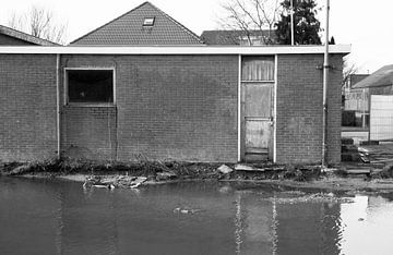Fiets voor schuur by Wim Slendebroek