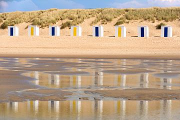 Strandhuisjes weerspiegeld in het water van de zee van Lisette Rijkers