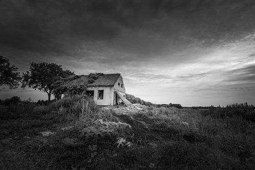 Ruine / vervallen huis in zwart wit