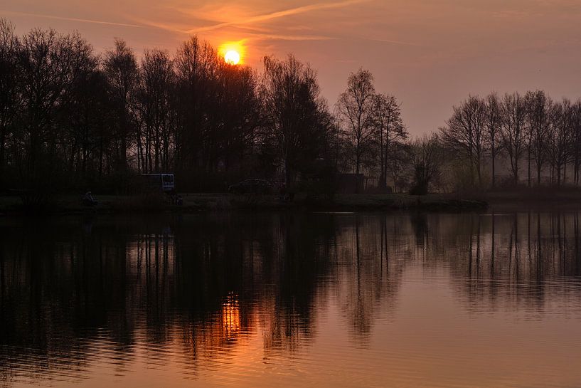 Zon in de lucht en in 't water by Jan Kooreman