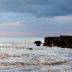 Zonsondergang aan de kust in Jamaica, met turquoise zee en blauw roze lucht. van Eyesmile Photography