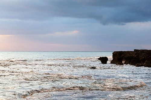 Coucher de soleil sur la côte jamaïcaine, avec une mer turquoise et un ciel bleu rose. sur Eyesmile Photography