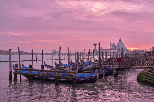 Zonsondergang Canal Grande Venetië met gondels  bij San Marcoplein 1