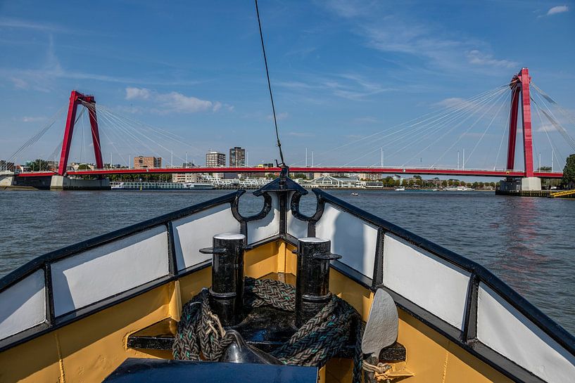 De Willemsbrug in Rotterdam gezien vanaf de zeesleper Alphecca van John Kreukniet