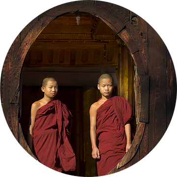 Jonge boedhistische monniken bij een houten raam in Myanmar van Eye on You