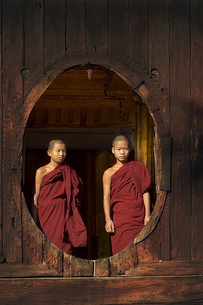 Jonge boedhistische monniken bij een houten raam in Myanmar par Eye on You