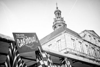 Carnavalsstoffen te koop op de Markt in Maastricht